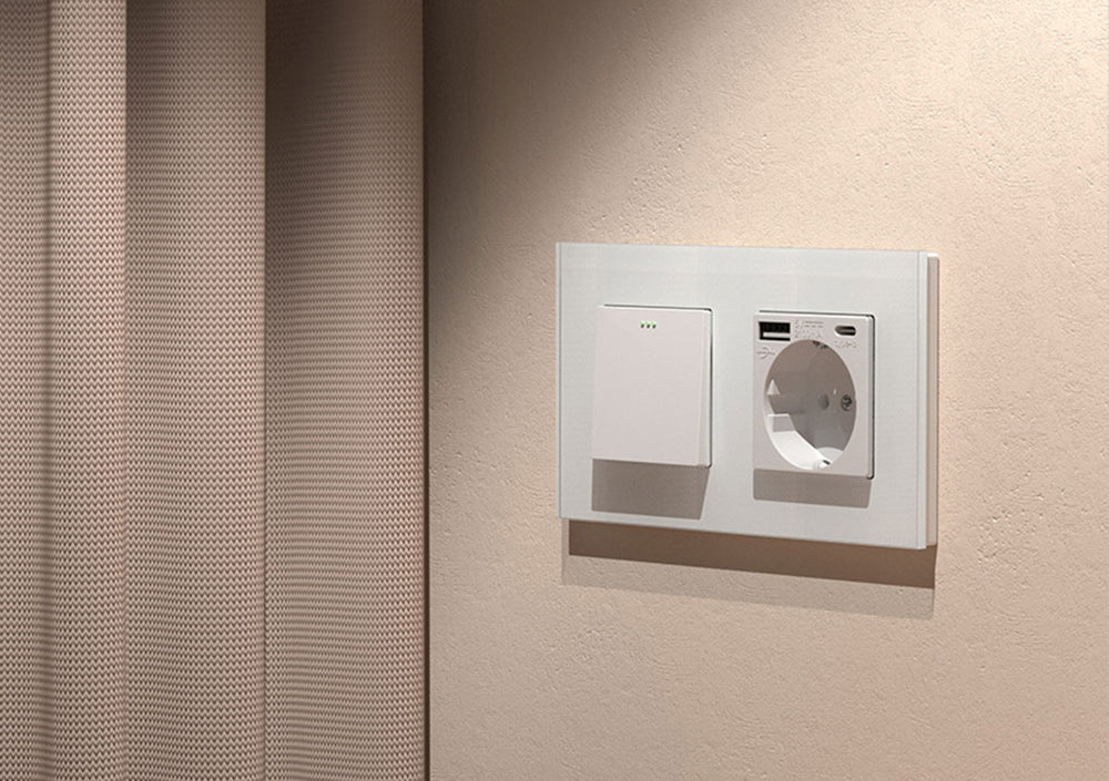 Bijeli touch prekidač na modernom bež zidu u savremenom enterijeru